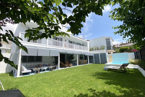 La Colonial 5 minutos andanodo de playa de Sitges y 15 del centro Diseño  Renovada 100% Luxury villa with heated pool in Barcelona, Spain for 7 persons. The villa is situated in a residential beach area, close to restaurants and bars and 500 m from the beach....