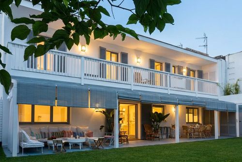 La Colonial 5 minutos andanodo de playa de Sitges y 15 del centro Diseño  Renovada 100% Luxury villa with heated pool in Barcelona, Spain for 7 persons. The villa is situated in a residential beach area, close to restaurants and bars and 500 m from the beach....