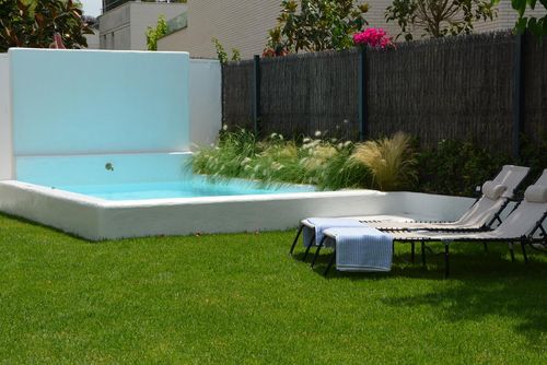 La Colonial 5 minutos andanodo de playa de Sitges y 15 del centro Diseño  Renovada 100% Luxuös villa med uppvärmd pool i Barcelona, Spanien för 7 personer. Villan ligger i ett bostadsområde nära stranden, nära restauranger och barer, och 500 m från stranden....