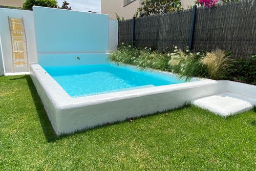 La Colonial 5 minutos andanodo de playa de Sitges y 15 del centro Diseño  Renovada 100% Luxury villa with heated pool in Barcelona, Spain for 7 persons. The villa is situated in a residential beach area, close to restaurants and bars and 500 m from the beach....