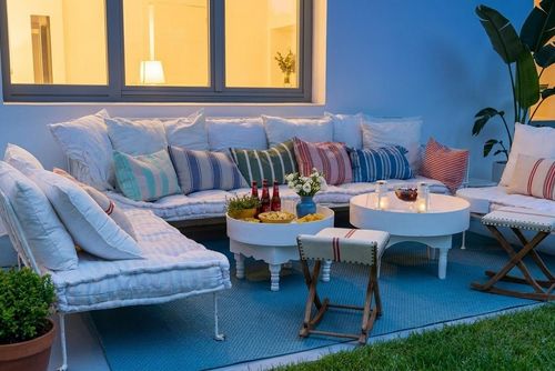 La Colonial 5 minutos andanodo de playa de Sitges y 15 del centro Diseño  Renovada 100% Luxury villa with heated pool in Barcelona, Spain for 7 persons. The villa is situated in a residential beach area, close to restaurants and bars and 500 m from the beach....