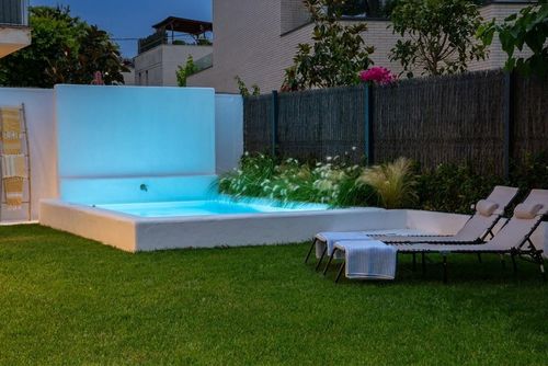La Colonial 5 minutos andanodo de playa de Sitges y 15 del centro Diseño  Renovada 100% Luxury villa with heated pool in Barcelona, Spain for 7 persons. The villa is situated in a residential beach area, close to restaurants and bars and 500 m from the beach....
