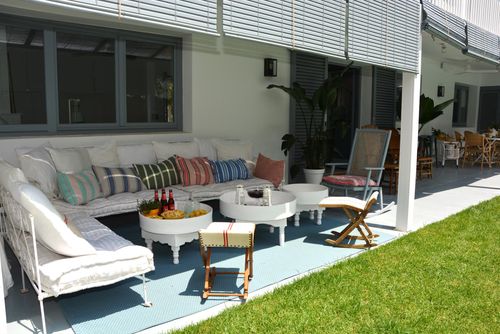 La Colonial 5 minutos andanodo de playa de Sitges y 15 del centro Diseño  Renovada 100% Luxe villa met verwarmd zwembad in Barcelona, Spanje voor 7 personen. De villa is gelegen in een residentieel strandgebied, dichtbij restaurants en bars en op 500 m van het strand....