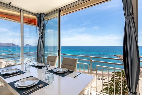 Altea Bahia Superbe et agréable appartement à Altea, Costa Blanca, Espagne pour 4 personnes. L'appartement est situé dans une zone résidentielle en bord de mer, à proximité de restaurants, bars, magasins et supermarchés, et à 25 m de la plage d'Altea....
