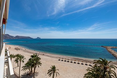 Altea Bahia Superbe et agréable appartement à Altea, Costa Blanca, Espagne pour 4 personnes. L'appartement est situé dans une zone résidentielle en bord de mer, à proximité de restaurants, bars, magasins et supermarchés, et à 25 m de la plage d'Altea....