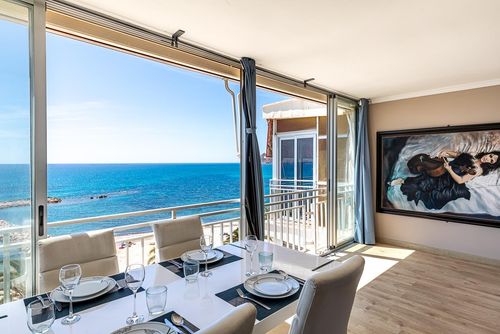 Altea Bahia Wunderbare und charmante Wohnung in Altea, Costa Blanca, Spanien für 4 Personen. Die Wohnung befindet sich in einem Wohngebiet am Strand, in der Nähe von Restaurants, Bars, Geschäften und Supermärkten, und nur 25 m vom Strand von Altea entfernt....