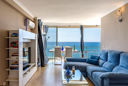 Altea Bahia Maravilloso y encantador apartamento en Altea, Costa Blanca, España para 4 personas. El apartamento está situado en una zona residencial de playa, cerca de restaurantes, bares, tiendas y supermercados, y a 25 m de la Playa de Altea....