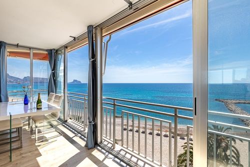Altea Bahia Superbe et agréable appartement à Altea, Costa Blanca, Espagne pour 4 personnes. L'appartement est situé dans une zone résidentielle en bord de mer, à proximité de restaurants, bars, magasins et supermarchés, et à 25 m de la plage d'Altea....