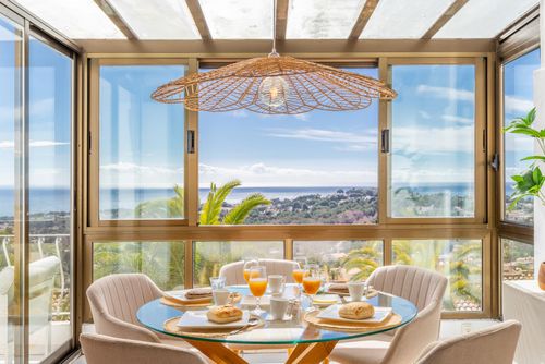 Bahia Sun Moraira Hermosa y cómoda casa de vacaciones en Moraira, Costa Blanca, España, para 6 personas. La casa se encuentra en una zona costera y residencial, a 3 km de la playa de L'Ampolla....