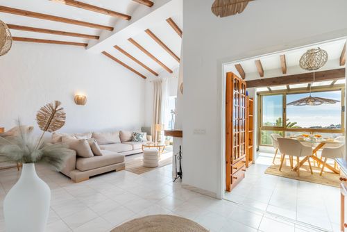 Bahia Sun Moraira Hermosa y cómoda casa de vacaciones en Moraira, Costa Blanca, España, para 6 personas. La casa se encuentra en una zona costera y residencial, a 3 km de la playa de L'Ampolla....