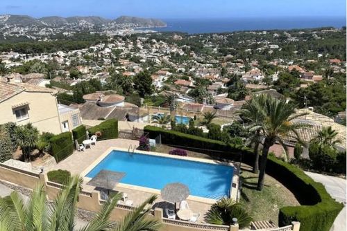 Bahia Sun Moraira Hermosa y cómoda casa de vacaciones en Moraira, Costa Blanca, España, para 6 personas. La casa se encuentra en una zona costera y residencial, a 3 km de la playa de L'Ampolla....