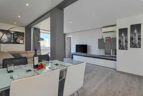 Jardines de Oli Hermoso y cómodo apartamento en Jávea, Costa Blanca, España para 4 personas. El apartamento está situado en una zona residencial de playa, cerca de restaurantes y bares, tiendas, supermercados y una pista de tenis, a 1 km de la playa El Arenal, Jávea y a 1 km del Mediterráneo, Jávea....