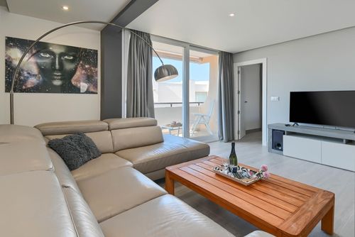 Jardines de Oli Wunderschöne und komfortable Wohnung in Jávea, Costa Blanca, Spanien für 4 Personen. Die Wohnung liegt in einem Wohnviertel am Strand, in der Nähe von Restaurants und Bars, Geschäften, Supermärkten und einem Tennisplatz, 1 km vom Strand El Arenal, Jávea und 1 km von Mediterráneo, Jávea entfernt....
