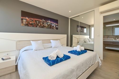 Jardines de Oli Beautiful and comfortable apartment in Jávea, Costa Blanca, Spain for 4 people. The apartment is situated in a residential beach area, close to restaurants and bars, shops, supermarkets and a tennis court, at 1 km from El Arenal, Jávea beach and at 1 km from Mediterráneo, Jávea....