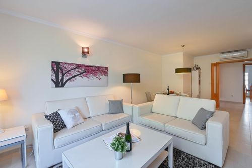 Golden Beach II Maravilloso y confortable apartamento en Jávea, Costa Blanca, España, con piscina comunitaria para 6 personas. El apartamento está situado en una zona residencial de playa, cerca de restaurantes y bares, tiendas, supermercados y una pista de tenis, a 1 km de la playa El Arenal, Jávea, y a 1 km del Mediterráneo, Jávea....