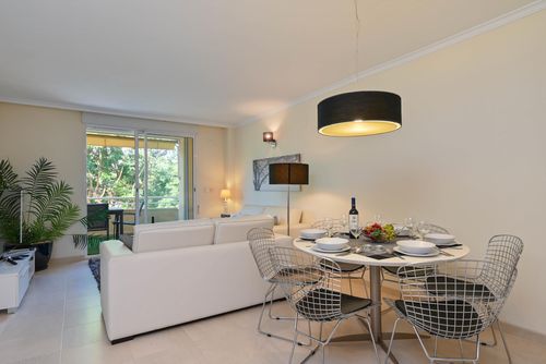 Golden Beach II Prachtig en comfortabel appartement in Javea, Costa Blanca, Spanje met gemeenschappelijk zwembad voor 6 personen. Het appartement is gelegen in een residentiële strandomgeving, dicht bij restaurants en bars, winkels, supermarkten en een tennisbaan, op 1 km van El Arenal, het strand van Javea en op 1 km van de Middellandse Zee, Javea....