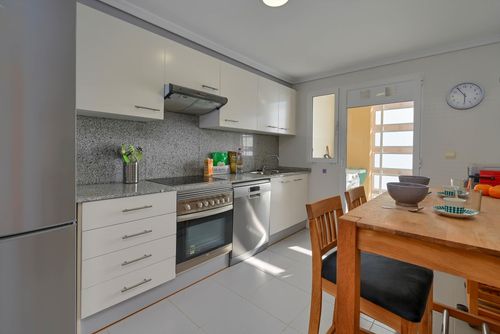 Golden Beach II Prachtig en comfortabel appartement in Javea, Costa Blanca, Spanje met gemeenschappelijk zwembad voor 6 personen. Het appartement is gelegen in een residentiële strandomgeving, dicht bij restaurants en bars, winkels, supermarkten en een tennisbaan, op 1 km van El Arenal, het strand van Javea en op 1 km van de Middellandse Zee, Javea....