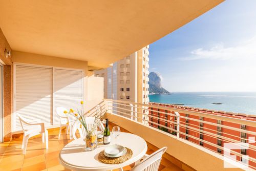 Playa de Oro 8B - Grupo Turis Komfortables Apartment in Calpe, Costa Blanca, Spanien, mit einem Gemeinschaftspool für 4 Personen. Das Apartment befindet sich in der Nähe von Restaurants und Bars, Geschäften und Supermärkten und ist nur 25 m vom Strand entfernt....