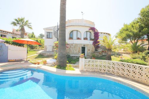 Iris Schöne und komfortable Villa in Xàbia, Costa Blanca, Spanien für 4 Personen. Das Haus verfügt über 2 Schlafzimmer und 2 Badezimmer....