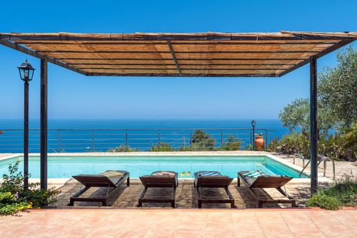 Villa Vistamare Villa à Cefalù, Sicile, Italie, avec piscine privée pour 8 personnes. La maison est située à 3 km de la plage....
