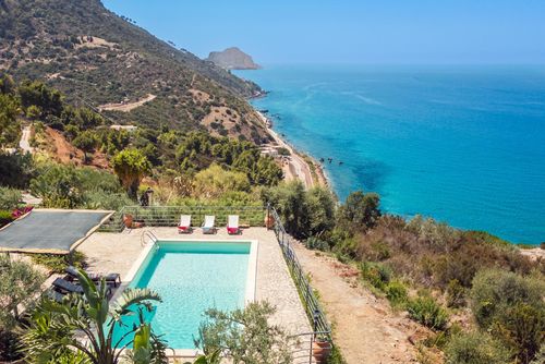 Villa Vistamare Villa à Cefalù, Sicile, Italie, avec piscine privée pour 8 personnes. La maison est située à 3 km de la plage....