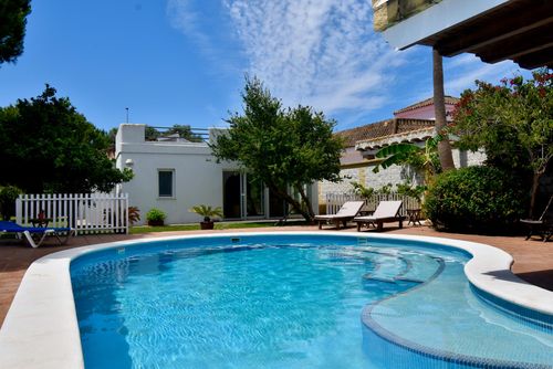 Magic Home 6 Encantadora y cómoda villa con piscina privada en Chiclana de la Frontera, Costa de la Luz, España, para 6 personas. La casa está situada en una zona de playa urbana, cerca de restaurantes, bares y supermercados, y se encuentra a 2 km de la playa de La Barrosa....