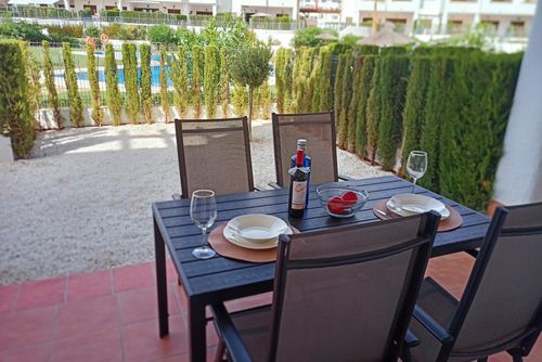 Casa de Las Flores Apartamento moderno y alegre con piscina comunitaria en San Juan de los Terreros, Andalucía, España, para 5 personas. El apartamento se encuentra en un complejo turístico, en una zona residencial y montañosa cerca de la playa, próximo a supermercados y a 500 m de la playa....