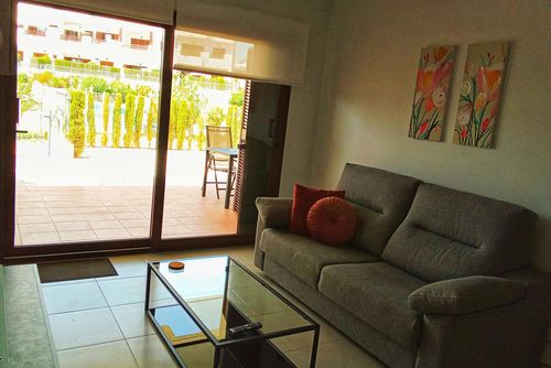 Casa de Las Flores Moderne og livlig lejlighed med fælles swimmingpool i Saint John of the Terreros, Andalusien, Spanien til 5 personer. Lejligheden er beliggende i et feriekompleks, i et boligområde nær stranden og bjerge, tæt på supermarkeder og 500 m fra stranden....