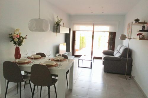 Casa de Las Flores Apartamento moderno y alegre con piscina comunitaria en San Juan de los Terreros, Andalucía, España, para 5 personas. El apartamento se encuentra en un complejo turístico, en una zona residencial y montañosa cerca de la playa, próximo a supermercados y a 500 m de la playa....