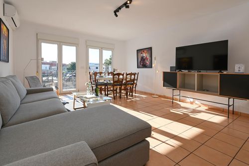 Artesol Wunderschöne und komfortable Wohnung mit Gemeinschaftspool in Els Poblets, Costa Blanca, Spanien für 6 Personen. Die Wohnung befindet sich in einem städtischen Gebiet, in der Nähe von Restaurants und Bars, Supermärkten und einem Tennisplatz und 3 km vom Strand Playa de L'Estanyó entfernt....