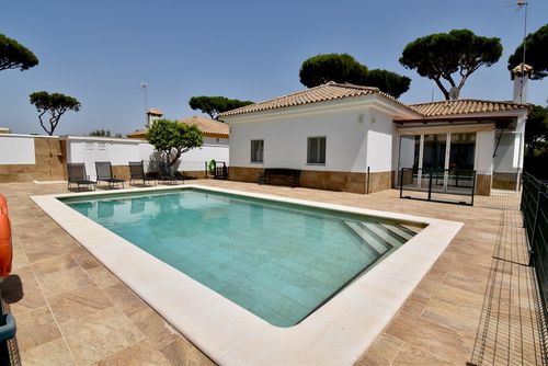 Jazmin Villa moderne et confortable à La Barrosa, Costa de la Luz, Espagne, avec piscine privée pour 10 personnes. La maison est située dans une zone résidentielle en bord de mer et se trouve à 1 km de la plage de La Barrosa....