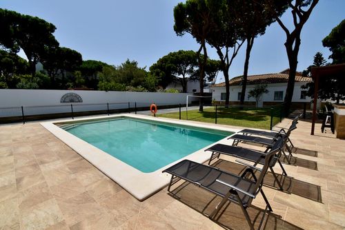 Jazmin Moderne en comfortabele villa met privézwembad in Chiclana de la Frontera, Costa de la Luz, Spanje voor 10 personen. Het huis is gelegen in een residentieel strandgebied en ligt op 1 km van het strand La Barrosa....