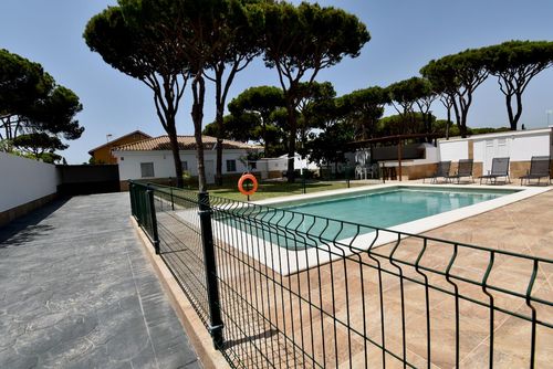 Jazmin Moderne en comfortabele villa met privézwembad in La Barrosa, Costa de la Luz, Spanje voor 10 personen. Het huis is gelegen in een woonwijk nabij het strand en ligt op 1 km van het strand van La Barrosa....