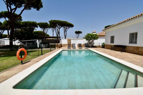 Jazmin 6 Moderne og komfortabel villa i La Barrosa, Costa de la Luz, Spanien med privat pool til 6 personer. Huset ligger i et boligområde tæt på stranden og er 1 km fra La Barrosa strand....