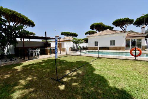 Jazmin 6 Villa moderne et confortable avec piscine privée à Chiclana de la Frontera, Costa de la Luz, Espagne, pour 6 personnes. La maison est située dans un quartier résidentiel proche de la plage et se trouve à 1 km de la plage de La Barrosa....
