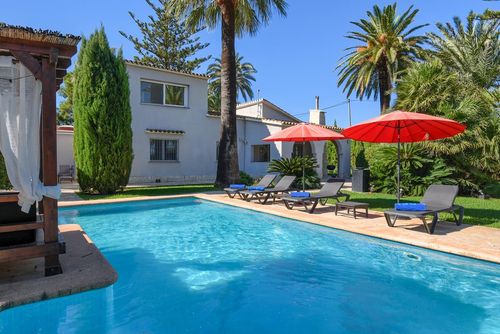 Las Marinas Winter Schöne und komfortable Villa mit privatem Pool in Denia, Costa Blanca, Spanien, geeignet für 8 Personen. Das Haus befindet sich in einem ländlichen und wohnlichen Strandgebiet, in der Nähe von Restaurants und Bars, 500 Meter vom Strand Las Marinas, Denia, und 0,5 km vom Mittelmeer entfernt....