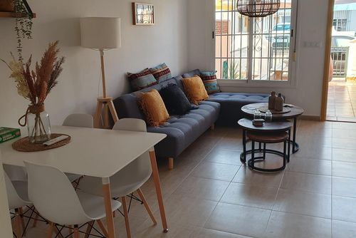 Casa de Esjes Hermosa y alegre casa en San Juan de los Terreros, Andalucía, España, con piscina comunitaria para 4 personas. La casa está situada en un complejo de playa, en una zona residencial y montañosa cerca de la playa, a poca distancia de tiendas y supermercados y a 100 m de la playa....