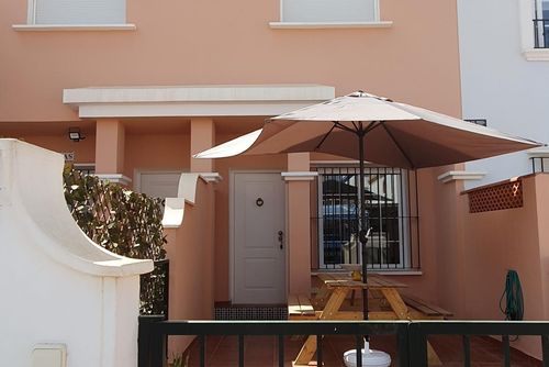 Casa de Esjes Hermosa y alegre casa con piscina comunitaria en San Juan de los Terreros, Andalucía, España, para 4 personas. La casa se encuentra en un complejo de playa, en una zona residencial y montañosa, cerca de tiendas y supermercados y a 100 m de la playa....