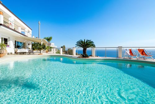 Villa Kira Luxusvilla in Letojanni, Sizilien, Italien mit privatem Pool für 8 Personen. Die Villa befindet sich in einer hügeligen Wohngegend in der Nähe des Strandes und ist 3 km vom Strand entfernt....