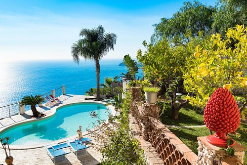 Villa Kira Luxusvilla in Letojanni, Sizilien, Italien mit privatem Pool für 8 Personen. Die Villa befindet sich in einer hügeligen Wohngegend in der Nähe des Strandes und ist 3 km vom Strand entfernt....
