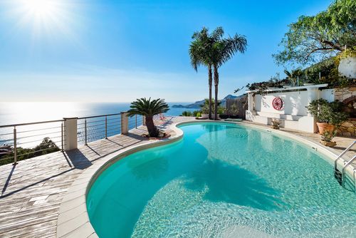 Villa Kira Luxusvilla in Letojanni, Sizilien, Italien mit privatem Pool für 8 Personen. Die Villa befindet sich in einer hügeligen Wohngegend in der Nähe des Strandes und ist 3 km vom Strand entfernt....