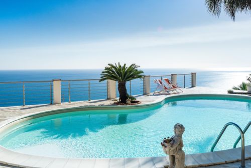 Villa Kira Villa de luxe avec piscine privée à Letojanni, Sicile, Italie, pour 8 personnes. La villa est située dans un quartier résidentiel en hauteur, à 3 km de la plage....