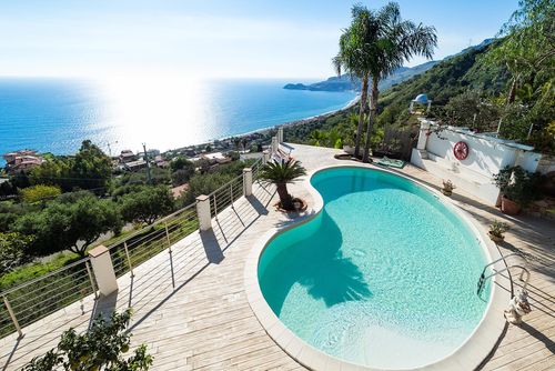 Villa Kira Luxusvilla in Letojanni, Sizilien, Italien mit privatem Pool für 8 Personen. Die Villa befindet sich in einer hügeligen Wohngegend in der Nähe des Strandes und ist 3 km vom Strand entfernt....