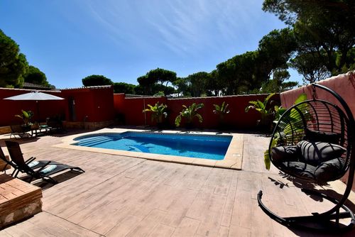 Carmen Hermosa y cómoda villa con piscina privada en Chiclana de la Frontera, Costa de la Luz, España, para 6 personas. La casa se encuentra en una zona rural cercana a la playa....