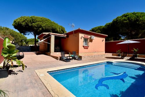 Carmen Hermosa y cómoda villa con piscina privada en Chiclana de la Frontera, Costa de la Luz, España, para 6 personas. La casa está situada en una zona rural cercana a la playa....