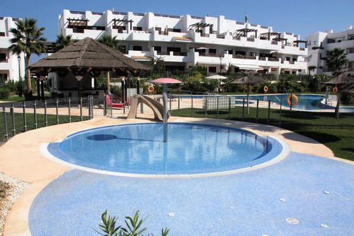 Casa Pedro WINTER Bel appartement confortable avec piscine commune à Saint Jean des Terreros, Andalousie, Espagne, pour 4 personnes. L'appartement est situé dans un complexe de vacances dans une zone résidentielle et montagneuse proche de restaurants et bars, supermarchés, et d'un court de tennis, à 500 m de la plage des Nardos....