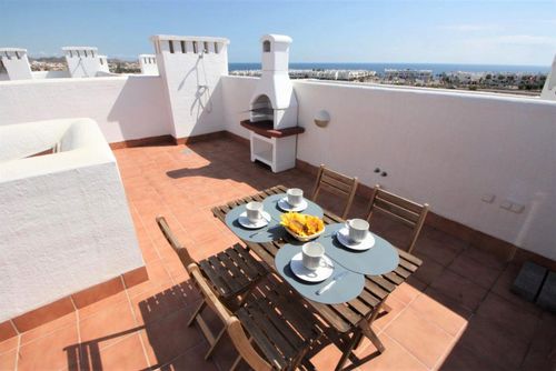 Casa de Luz WINTER Apartamento encantador y alegre con piscina comunitaria en San Juan de los Terreros, Andalucía, España, para 6 personas. El apartamento se encuentra en un complejo vacacional en una zona residencial de playa, cerca de restaurantes y bares, supermercados y una pista de tenis, y está a 500 m de la playa de Playa Nardos....