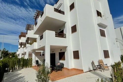 Casa Soleada WINTER Encantador y alegre apartamento con piscina comunitaria en San Juan de los Terreros, Andalucía, España para 6 personas. El apartamento está situado en un complejo vacacional con bar y restaurante, en una zona costera y montañosa, cerca de supermercados y de una pista de tenis y a 500 metros de la playa....