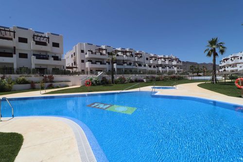 Casa de Las Flores WINTER Appartement moderne et joyeux avec piscine commune à San Juan de los Terreros, en Andalousie, Espagne, pour 5 personnes. L'appartement est situé dans une station balnéaire, dans une zone résidentielle et montagneuse, à proximité des supermarchés et à 500 m de la plage....