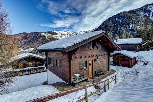 Chalet d'Arbi Rustiek en comfortabel vakantiehuis in La Tzoumaz, Vier Valleien, Zwitserland voor 11 personen. Het huis is gelegen in een bergachtig gebied....
